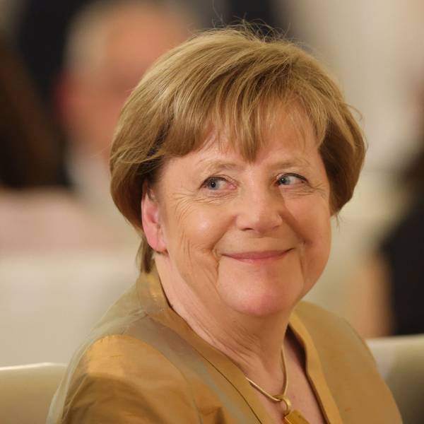 Angela Merkel wird in Berlin ausgezeichnet.