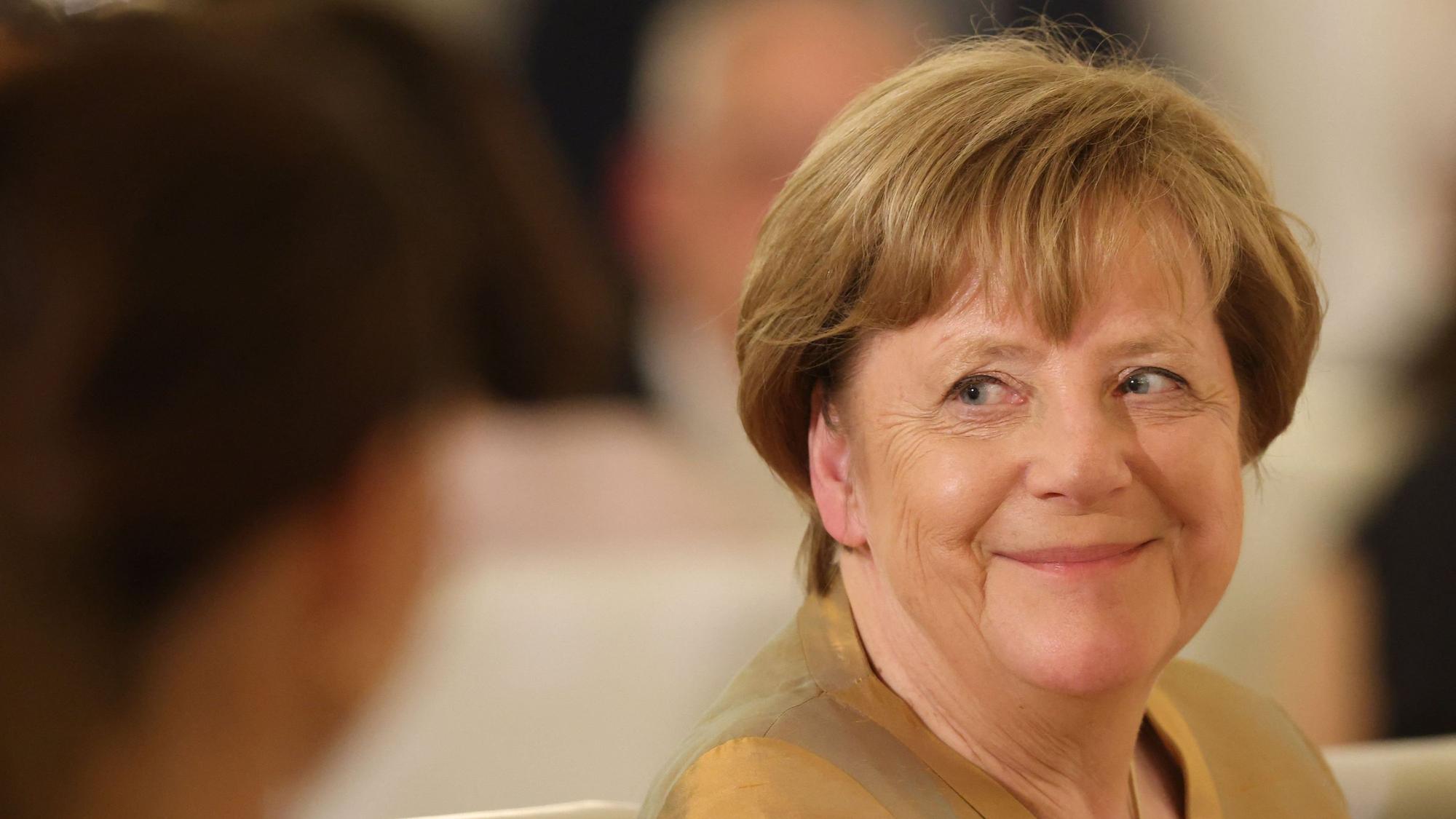 Angela Merkel wird in Berlin ausgezeichnet.