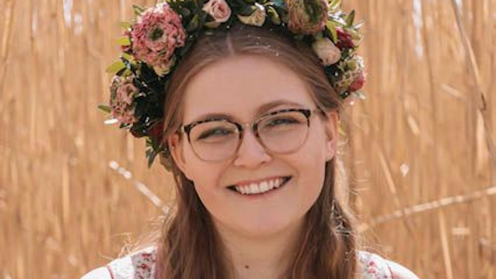 Die Witzheldener Erntekönigin 2023 Lucie Schwarz mit Blumenkrone