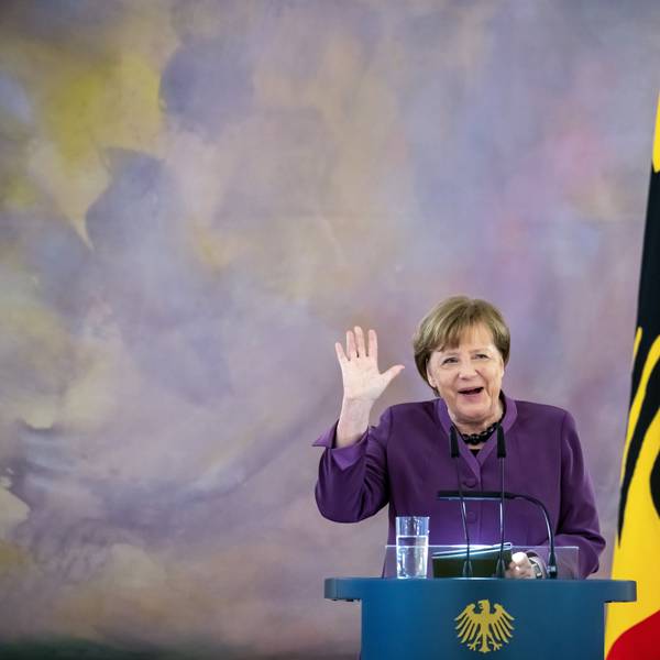 Angela Merkel, (CDU), ehemalige Bundeskanzlerin, spricht nachdem sie das Großkreuz des Verdienstordens der Bundesrepublik Deutschland in besonderer Ausführung im Schloss Bellevue verliehen bekam.