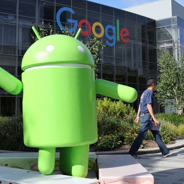 Ein übergroße Android-Figur steht auf dem Firmencampus von Google im kalifornischen Mountain View (USA).