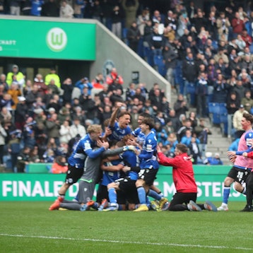 Pure Freude: Artem Zaloha (auf Knien links im grauen Torwarttrikot) und Arminia Bielefeld feiern den U17-Meistertitel.