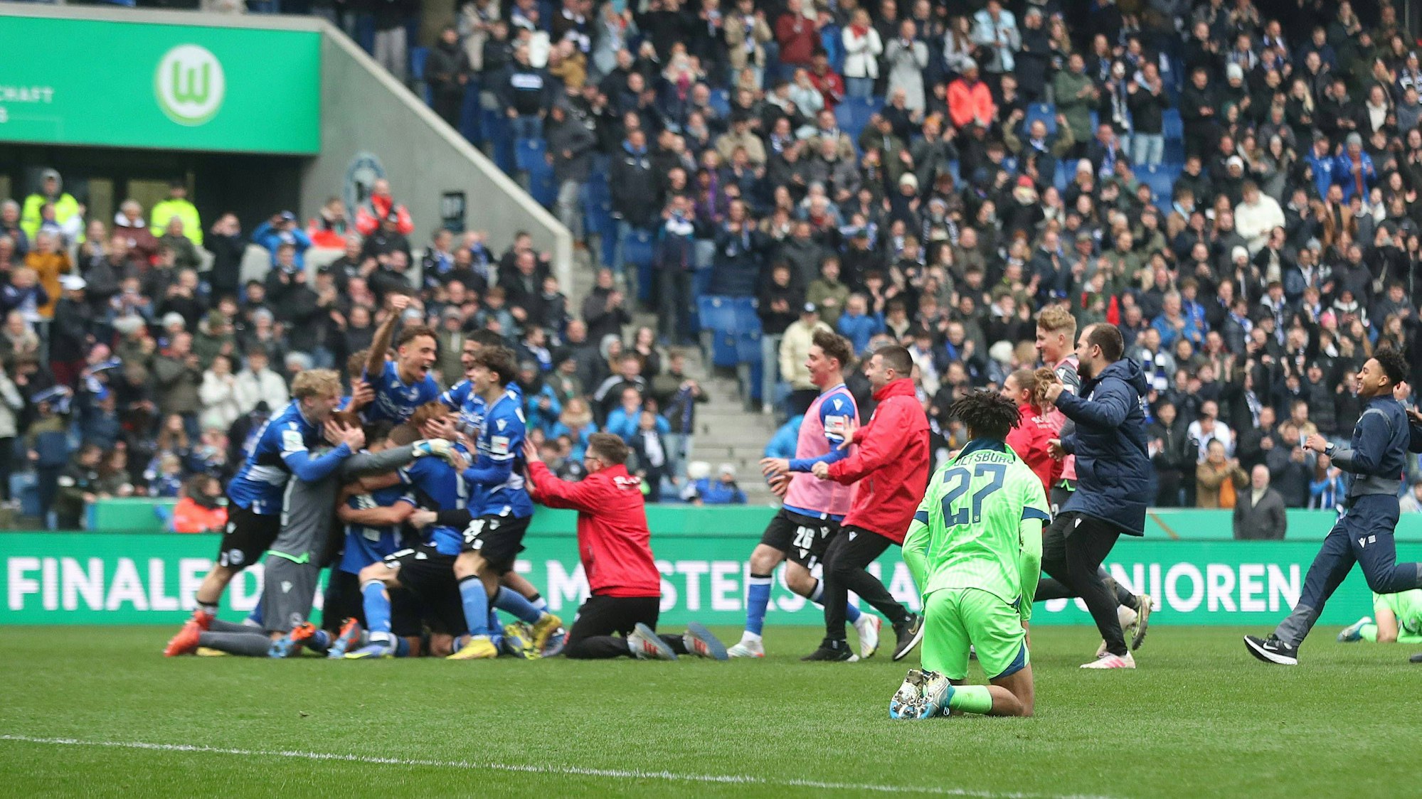 Pure Freude: Artem Zaloha (auf Knien links im grauen Torwarttrikot) und Arminia Bielefeld feiern den U17-Meistertitel.