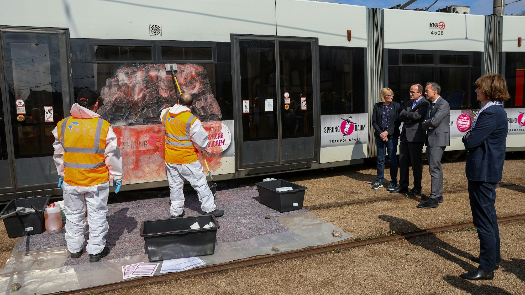 Auf einer Pressekonferenz der Stadt Köln zu 25 Jahre Kölner Anti Spray Aktion (KASA) entfernen Arbeiter ein Graffiti von einer KVB-Bahn.
Im Bild im Hintergrund Thomas Tewes, Stefanie Haaks, Henriette Reker und Falk Schnabel .