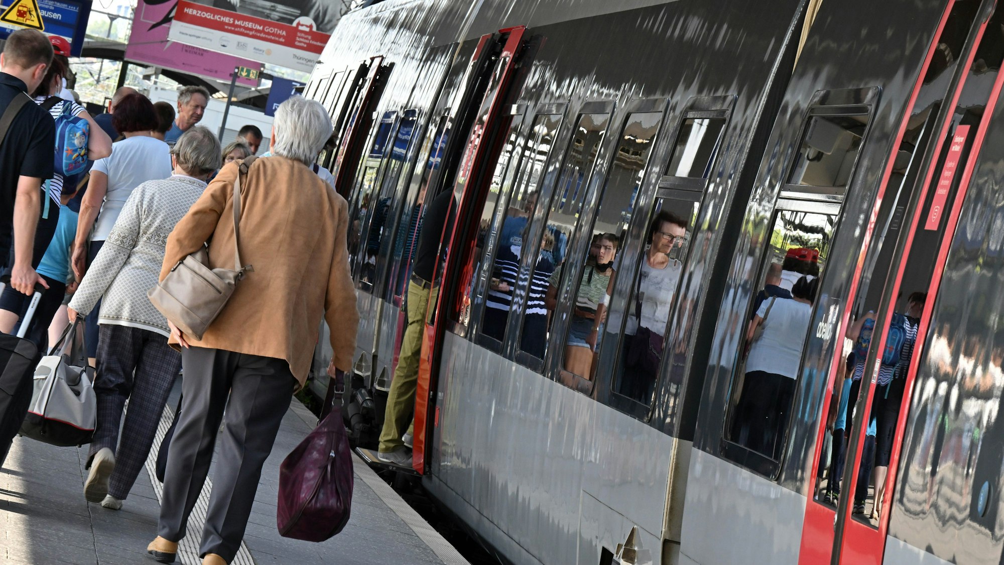 Reisende strömen aus einem Regionalzug im Erfurter Hauptbahnhof.