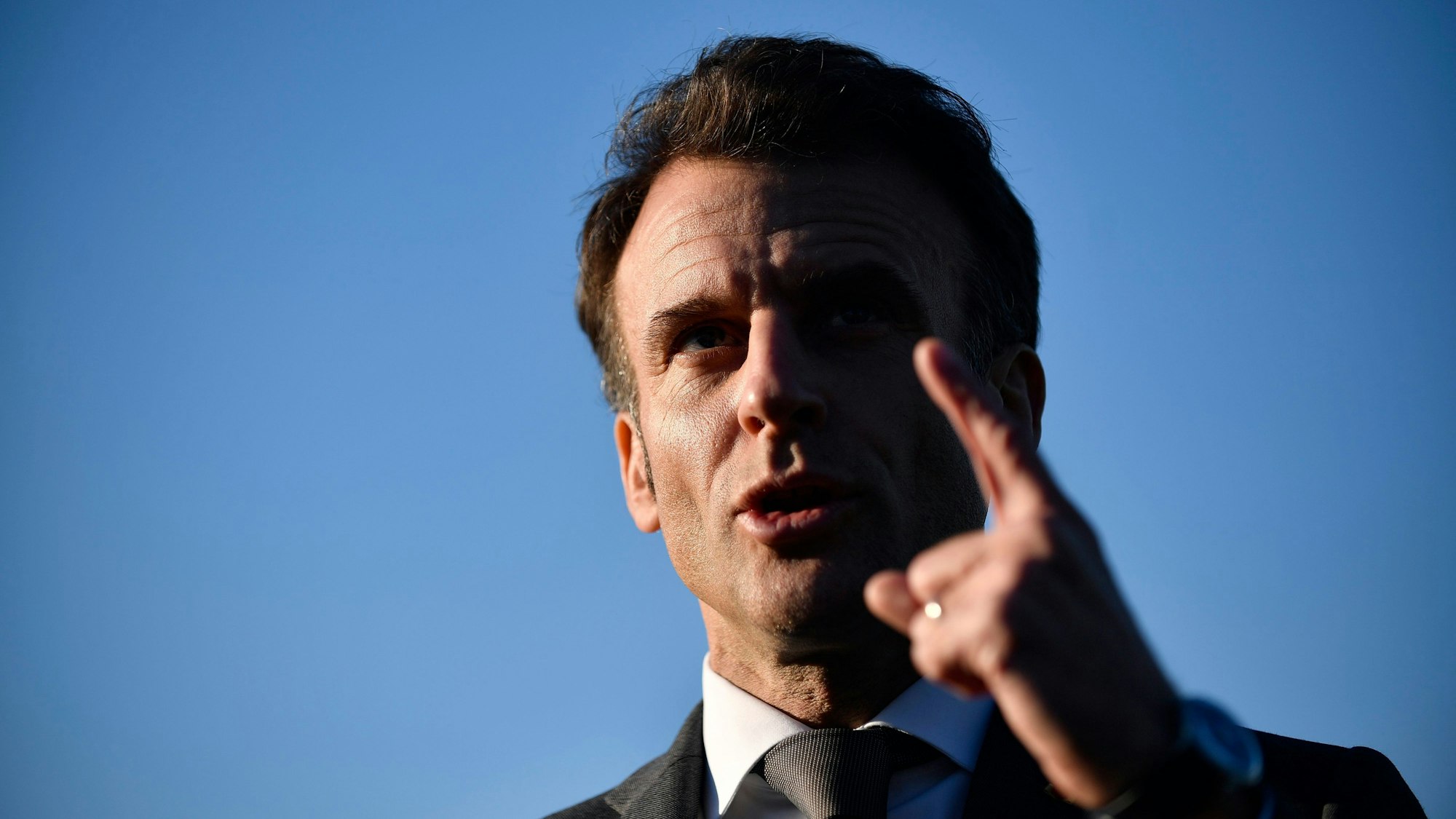 04.04.2023, Frankreich, Clamart: Emmanuel Macron, Präsident von Frankreich, gestikuliert, als er im Stadion Stade de la Plaine ein Fußballtraining für neurodiverse Kinder und Kinder mit Symptomen einer Autismus-Spektrum-Störung besucht. Foto: Julien de Rosa/POOL AFP/AP/dpa +++ dpa-Bildfunk +++