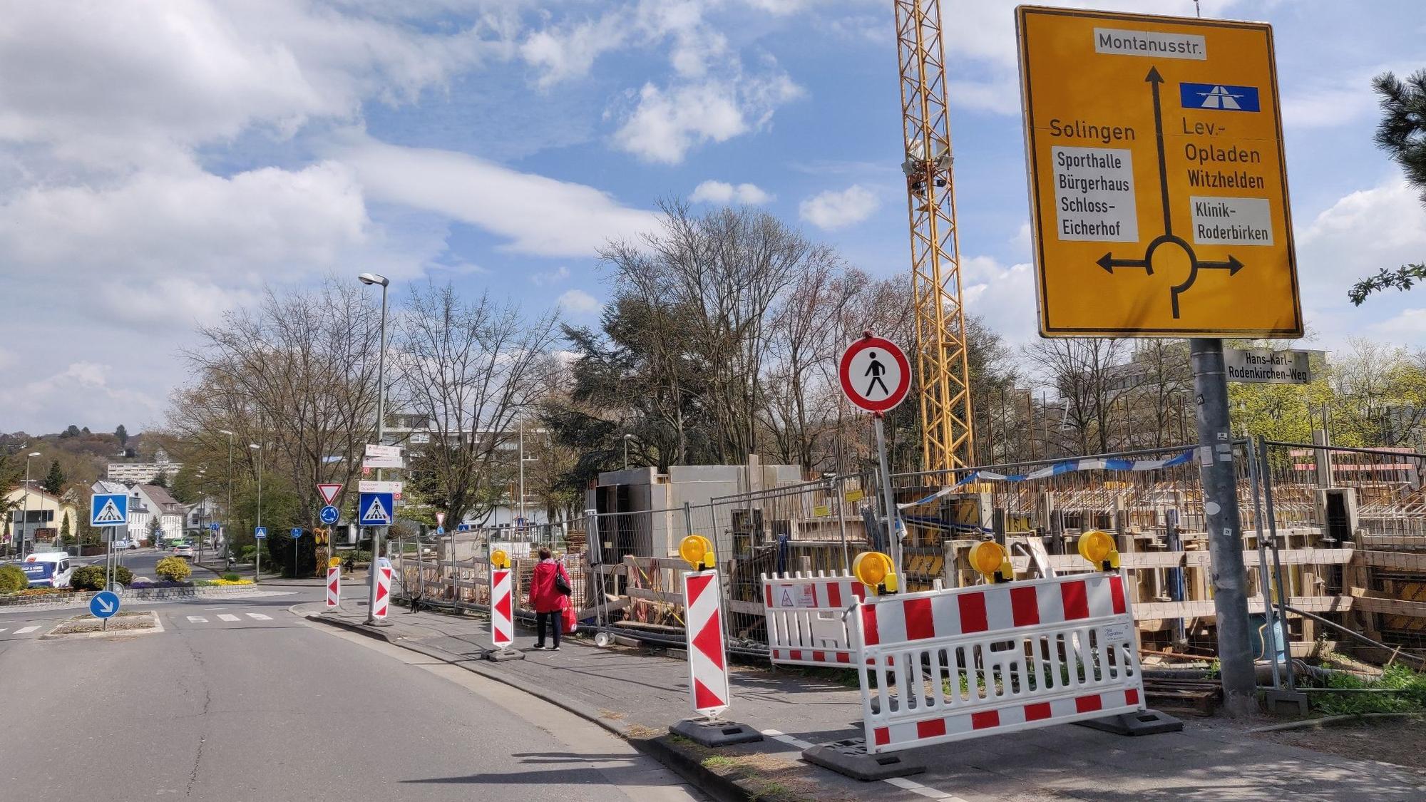 Gesperrter Gehweg neben der Baustelle am Wupperufer