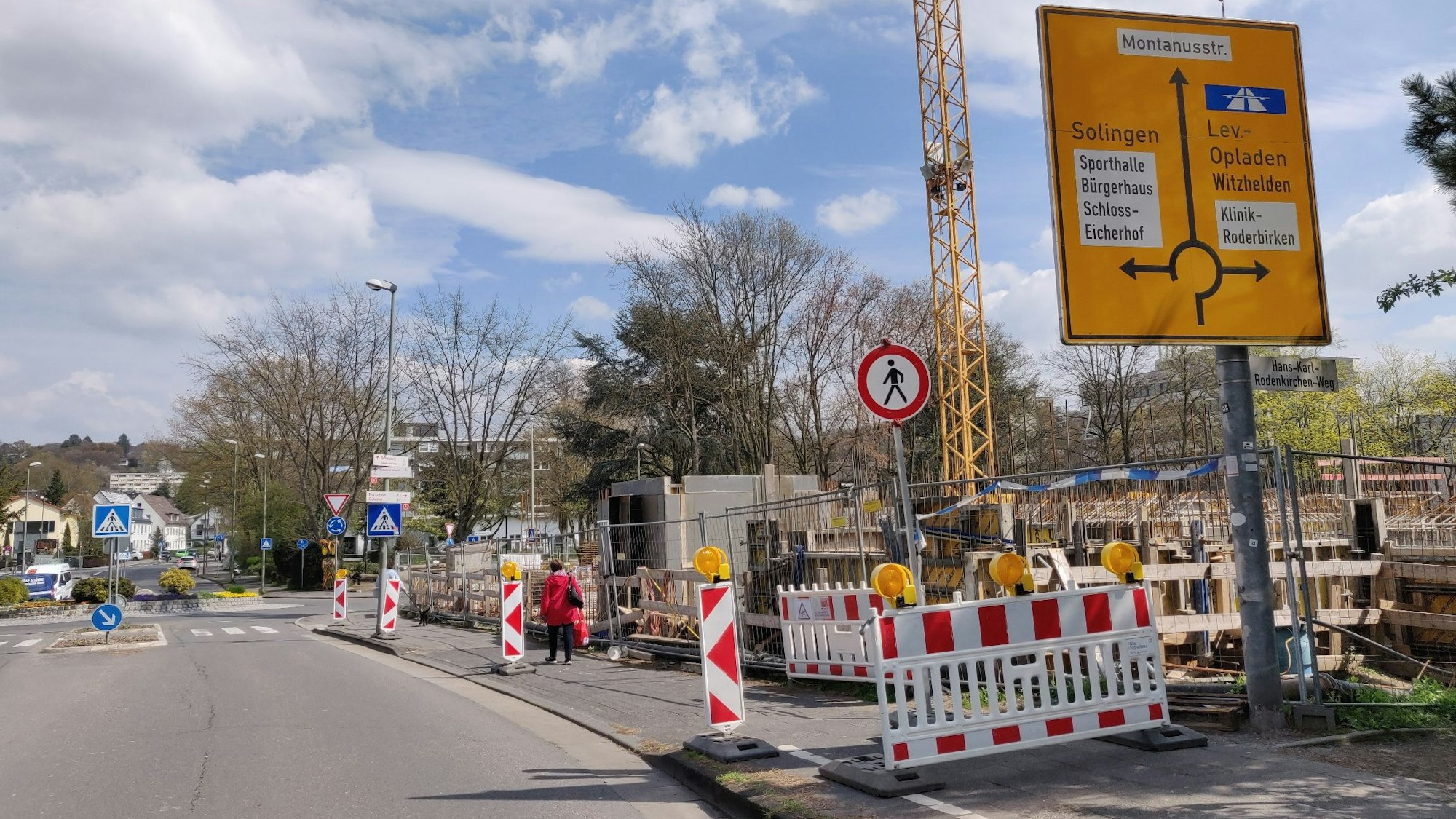 Gesperrter Gehweg neben der Baustelle am Wupperufer