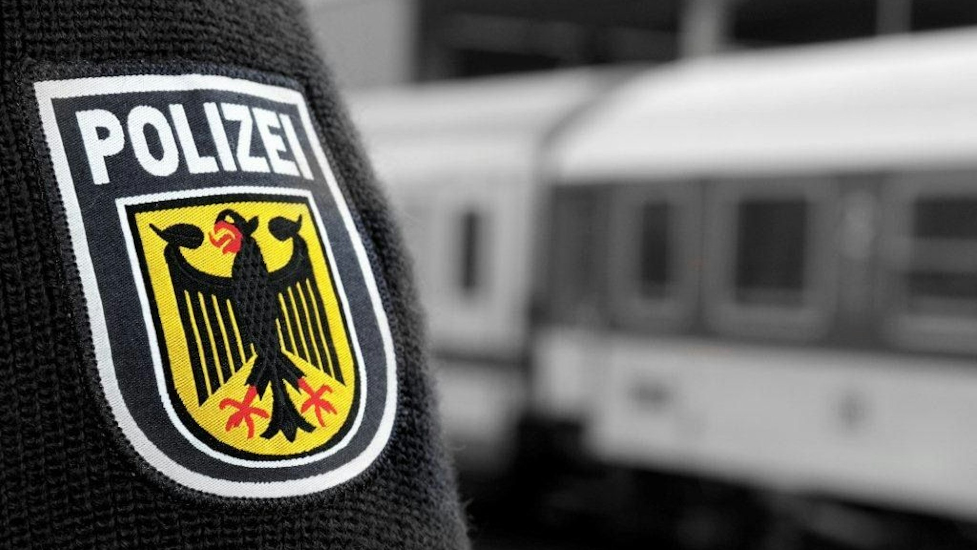 Ein Abzeichen mit dem schwarzen Bundesadler auf gelbem Grund auf dem Ärmel der Bundespolizei (Symbolbild)