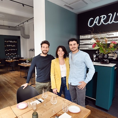 Die Inhaber der Pasta-Bar in ihrem bisherigen Laden.