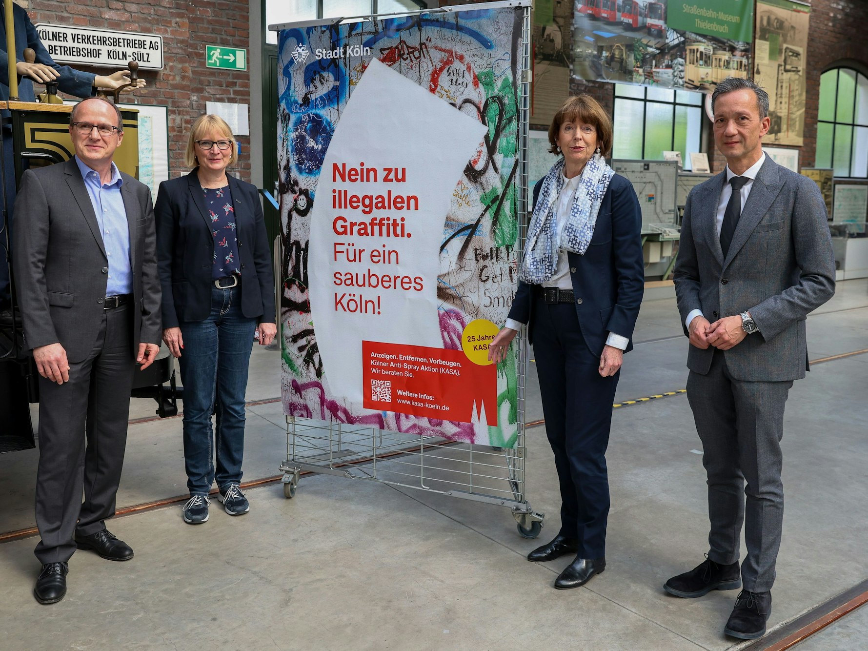 Thomas Tewes, Stefanie Haaks, Henriette Reker und Falk Schnabel präsentieren die neue Kampagne der KASA auf einer Pressekonferenz.