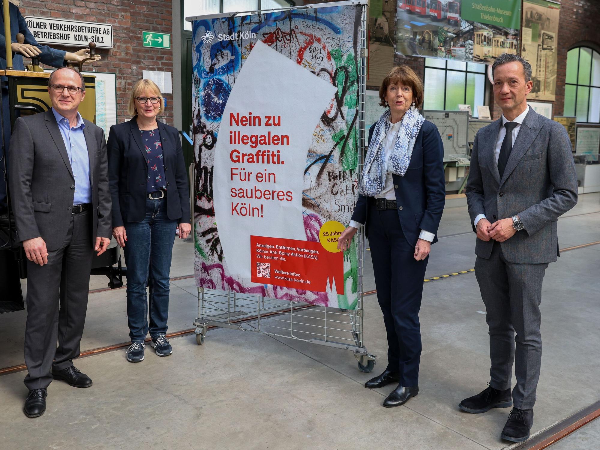 Thomas Tewes, Stefanie Haaks, Henriette Reker und Falk Schnabel präsentieren die neue Kampagne der KASA auf einer Pressekonferenz.