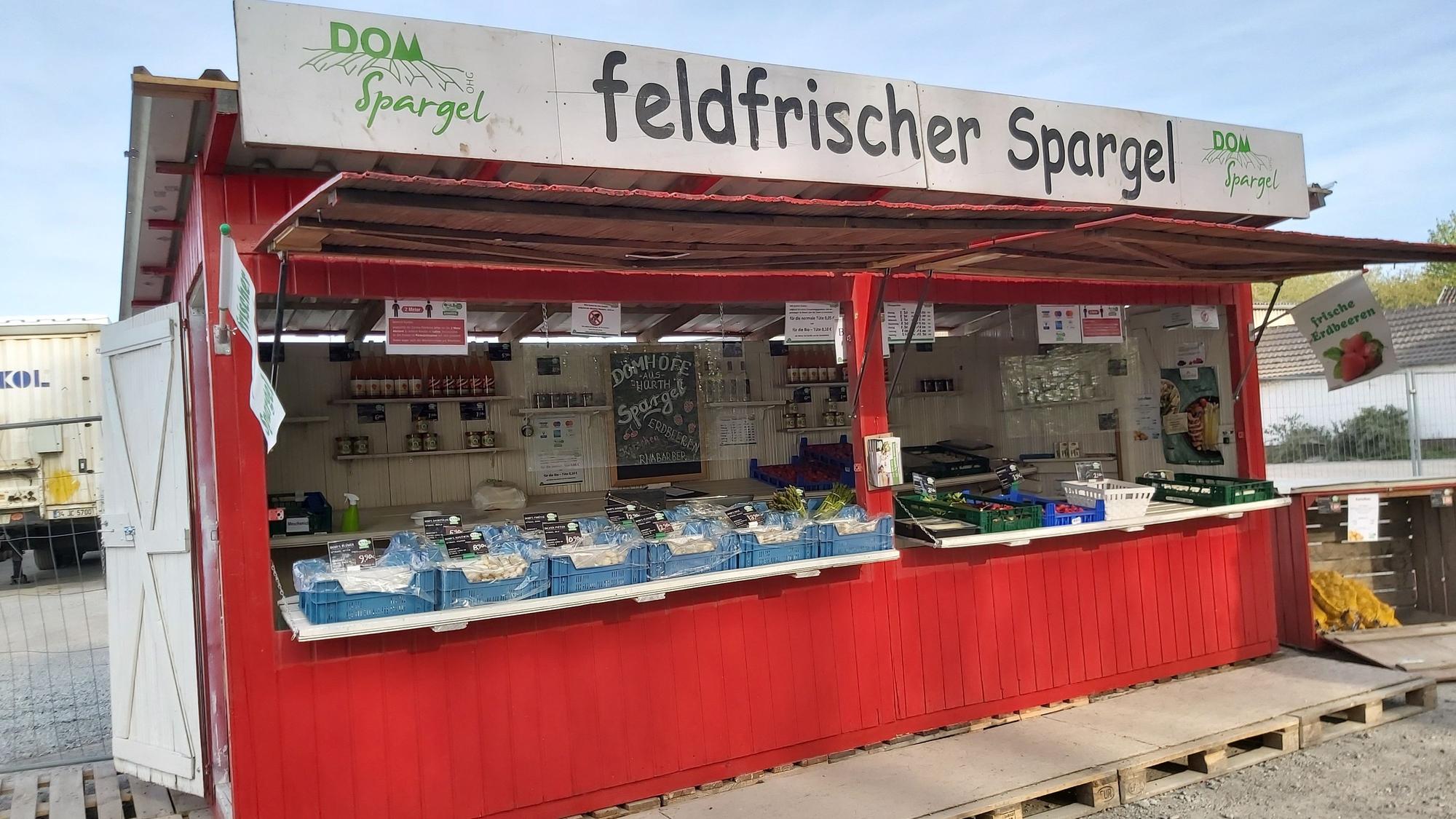 Roter Stand, in dem Spargel verkauft wird.