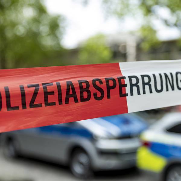 Ein mit Flatterband der Polizei NRW abgesperrter Bereich.