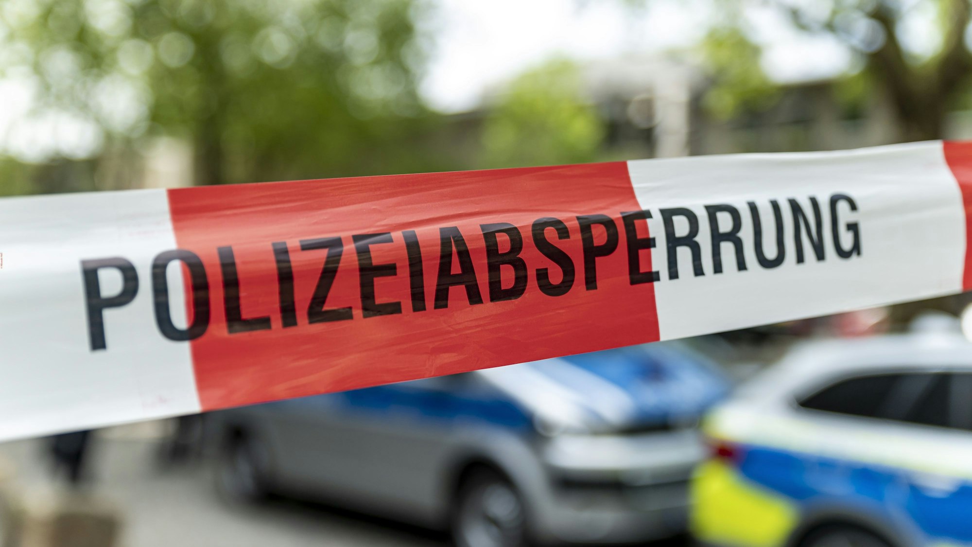 Ein mit Flatterband der Polizei NRW abgesperrter Bereich in der Kölner Innenstadt.