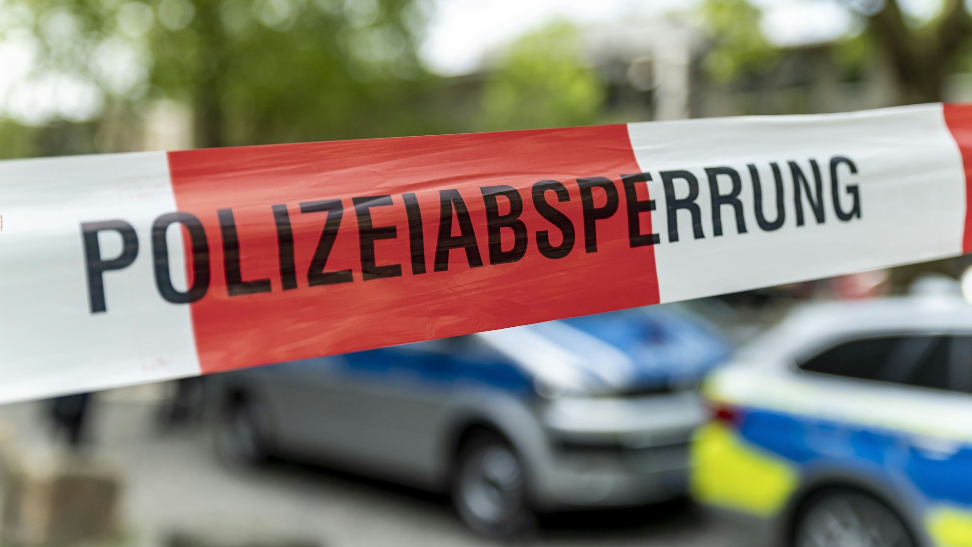 Die Polizei sucht nach den Tätern. In der Eifel wurde ein Geldautomat gesprengt. (Symbolfoto)