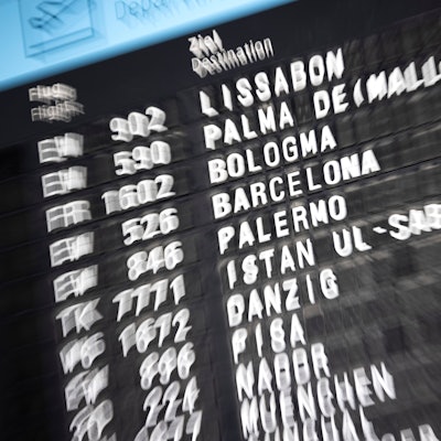 01.04.2023, Nordrhein-Westfalen, Köln: Ein Anzeigendisplay informiert über die Flüge der verschiedenen Airlines am Flughafen Köln/Bonn. Foto: Thomas Banneyer/dpa +++ dpa-Bildfunk +++