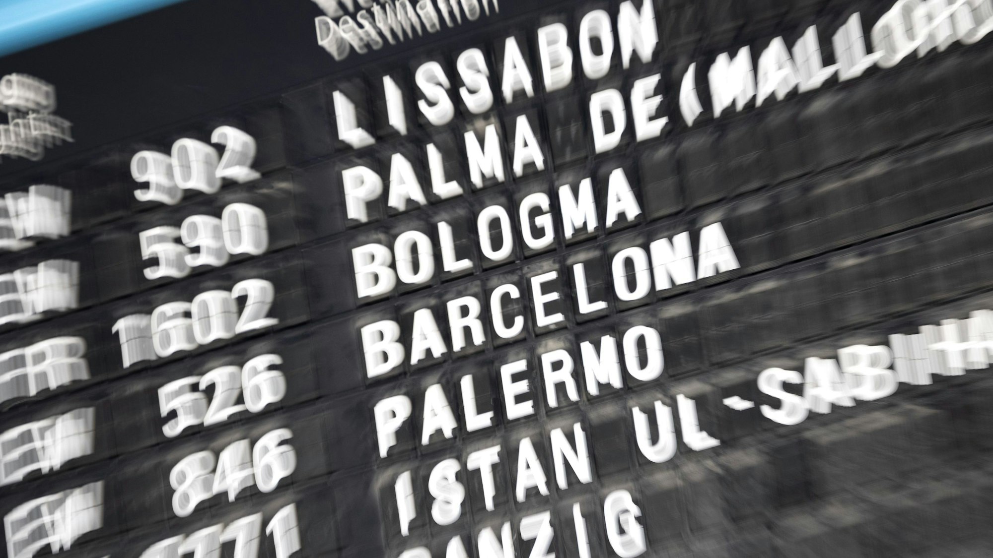 01.04.2023, Nordrhein-Westfalen, Köln: Ein Anzeigendisplay informiert über die Flüge der verschiedenen Airlines am Flughafen Köln/Bonn. Foto: Thomas Banneyer/dpa +++ dpa-Bildfunk +++