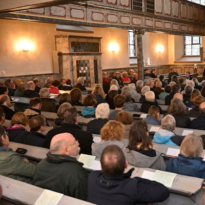 Es ist ein Bild von der Gemeindeversammlung zur Zukunft der Christuskirche zu sehen.