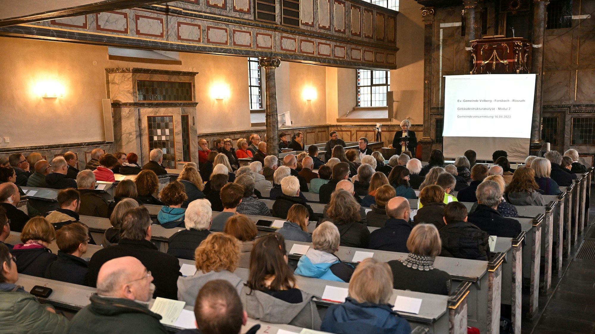 Es ist ein Bild von der Gemeindeversammlung zur Zukunft der Christuskirche zu sehen.