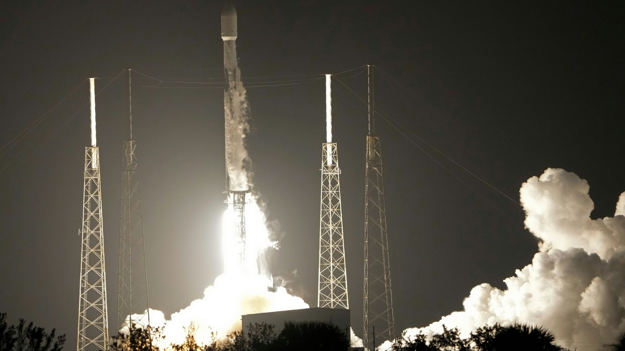 Eine Falcon 9-Rakete des US-Raumfahrtunternehmens SpaceX mit zwei Mondrover aus Japan und den Vereinigten Arabischen Emiraten startet vom Weltraumbahnhof Cape Canaveral.