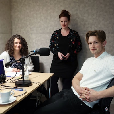 Schauspieler Damian Hardung zu Gast im Podcast-Studio des „Kölner Stadt-Anzeiger“ mit Kulturchefin Anne Burgmer und Sarah Brasack, stellvertretende Chefredakteurin.