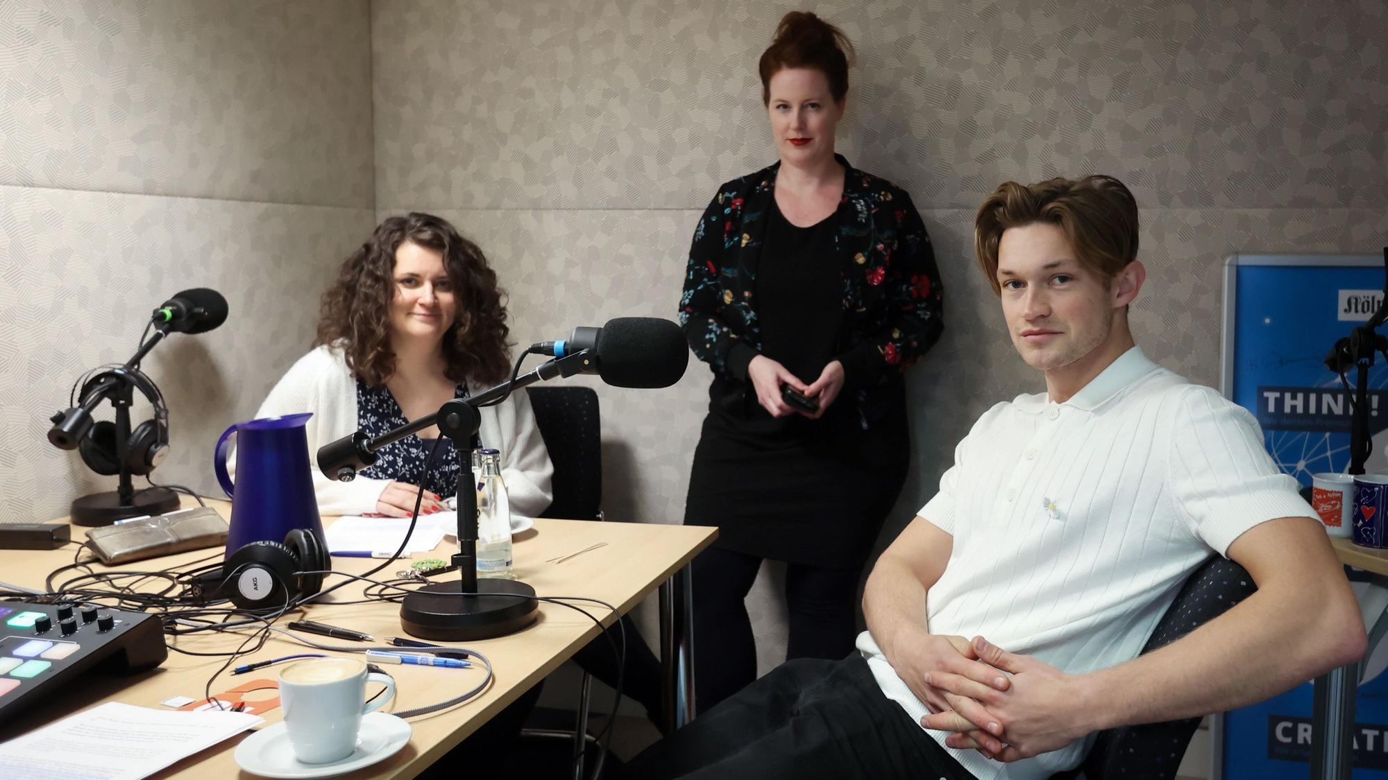 Schauspieler Damian Hardung zu Gast im Podcast-Studio des „Kölner Stadt-Anzeiger“ mit Kulturchefin Anne Burgmer und Sarah Brasack, stellvertretende Chefredakteurin.