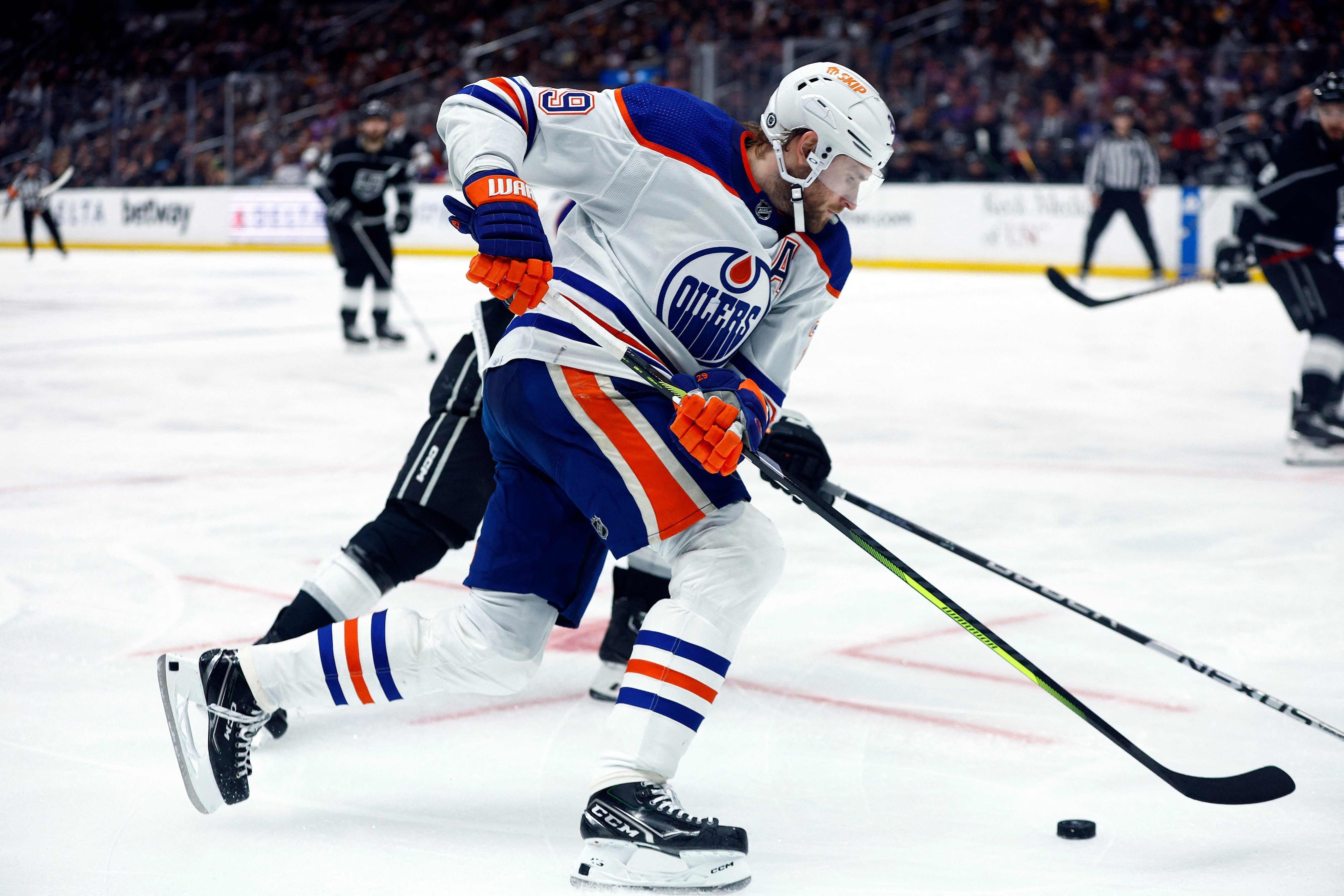 Leon Draisaitl am Puck gegen die Los Angeles Kings.