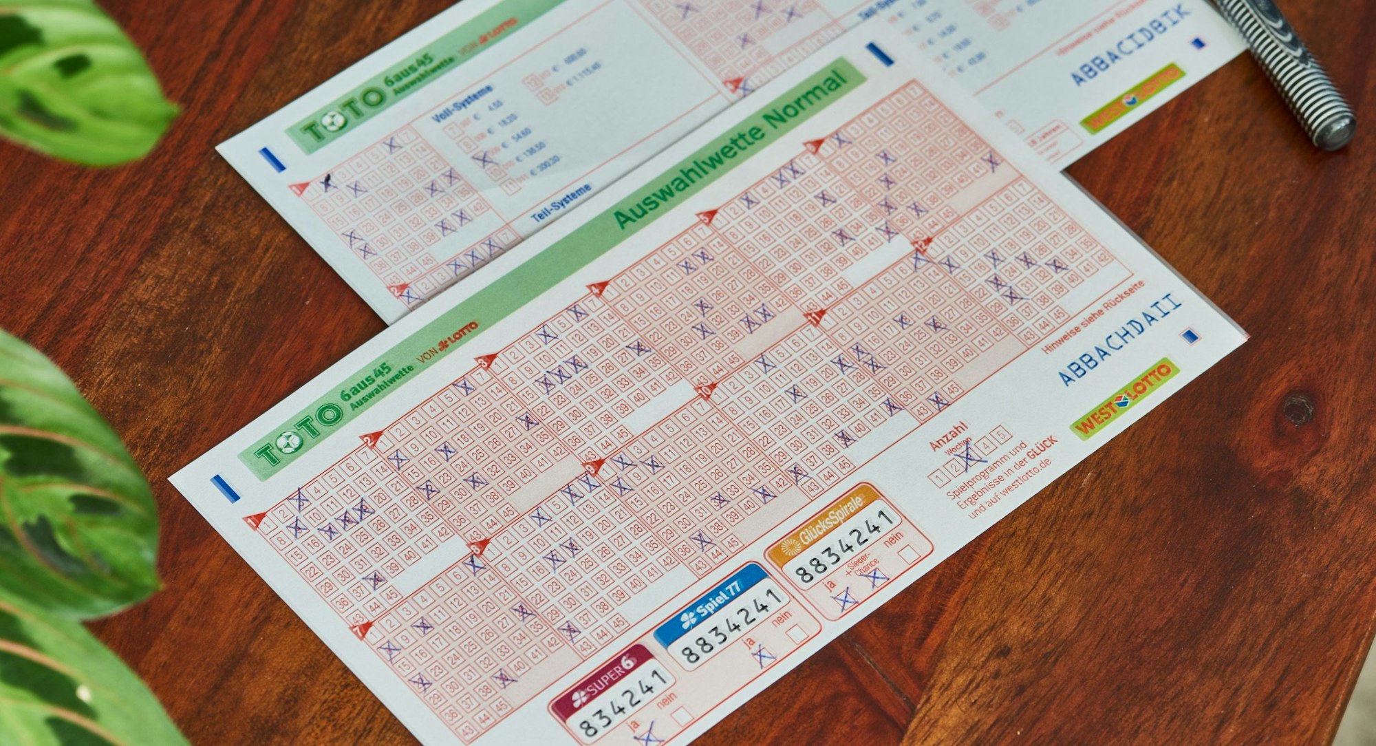 Tippscheine für TOTO 6aus45 liegen ausgefüllt auf dem Tisch.