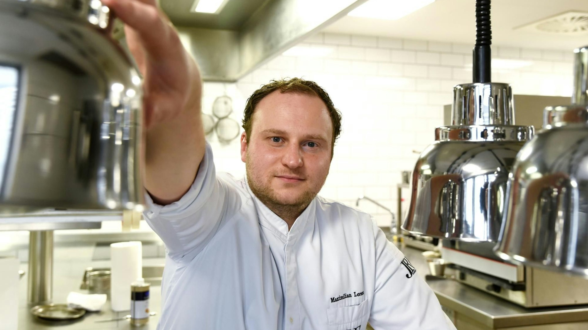 Maximilian Lorenz kocht im Restaurant Maximilian Lorenz einen Erbseneintopf Soljanka.