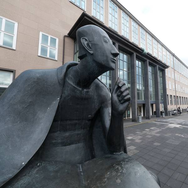 Das Denkmal des Albertus Magnus auf dem gleichnamigen Platz vor dem Uni-Hauptgebäude ist zu sehen.