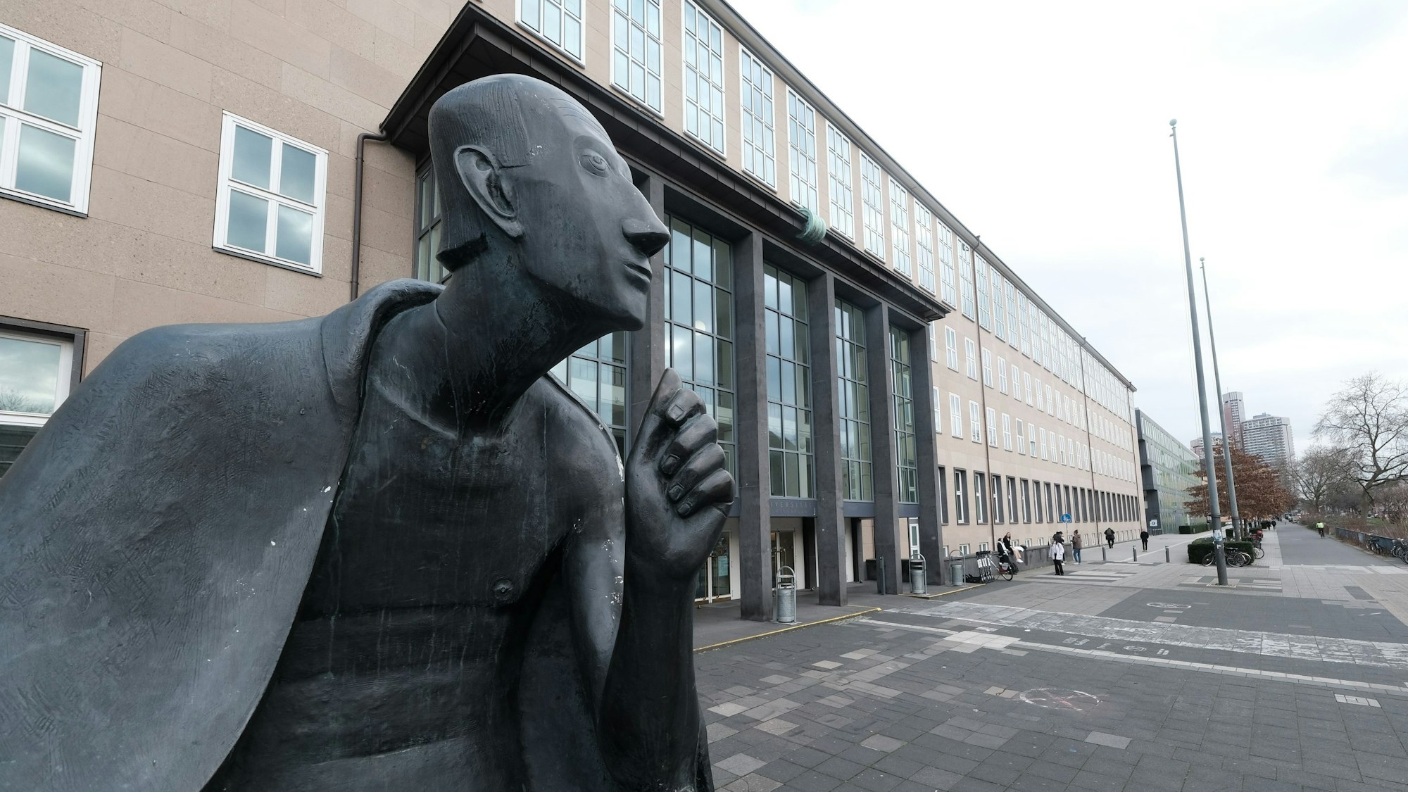 Zu sehen ist eine Statue von Albertus Magnus auf dem Albertus-Magnus-Platz vor dem Hauptgebäude der Universität zu Köln.