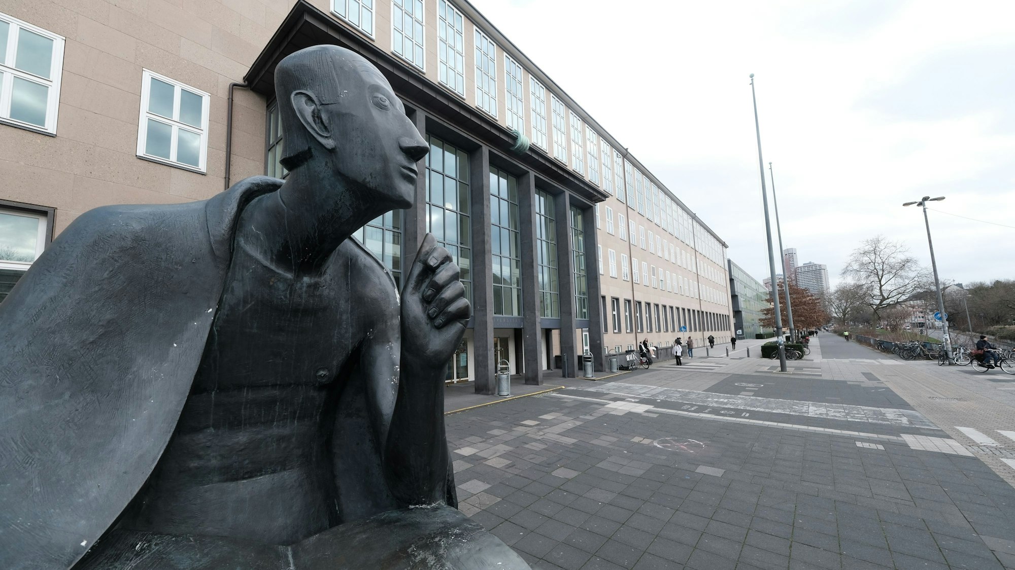 Das Denkmal des Albertus Magnus auf dem gleichnamigen Platz vor dem Uni-Hauptgebäude ist zu sehen.