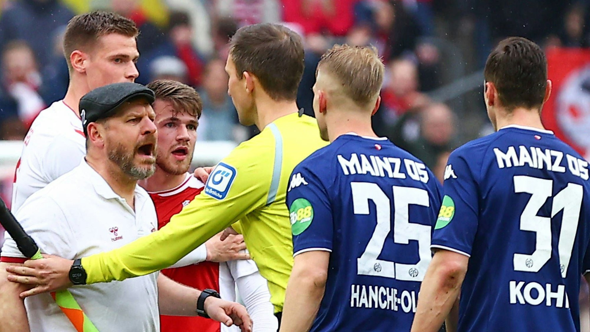 FC-Cheftrainer Steffen Baumgart ist nach dem Spiel gegen Mainz wütend.