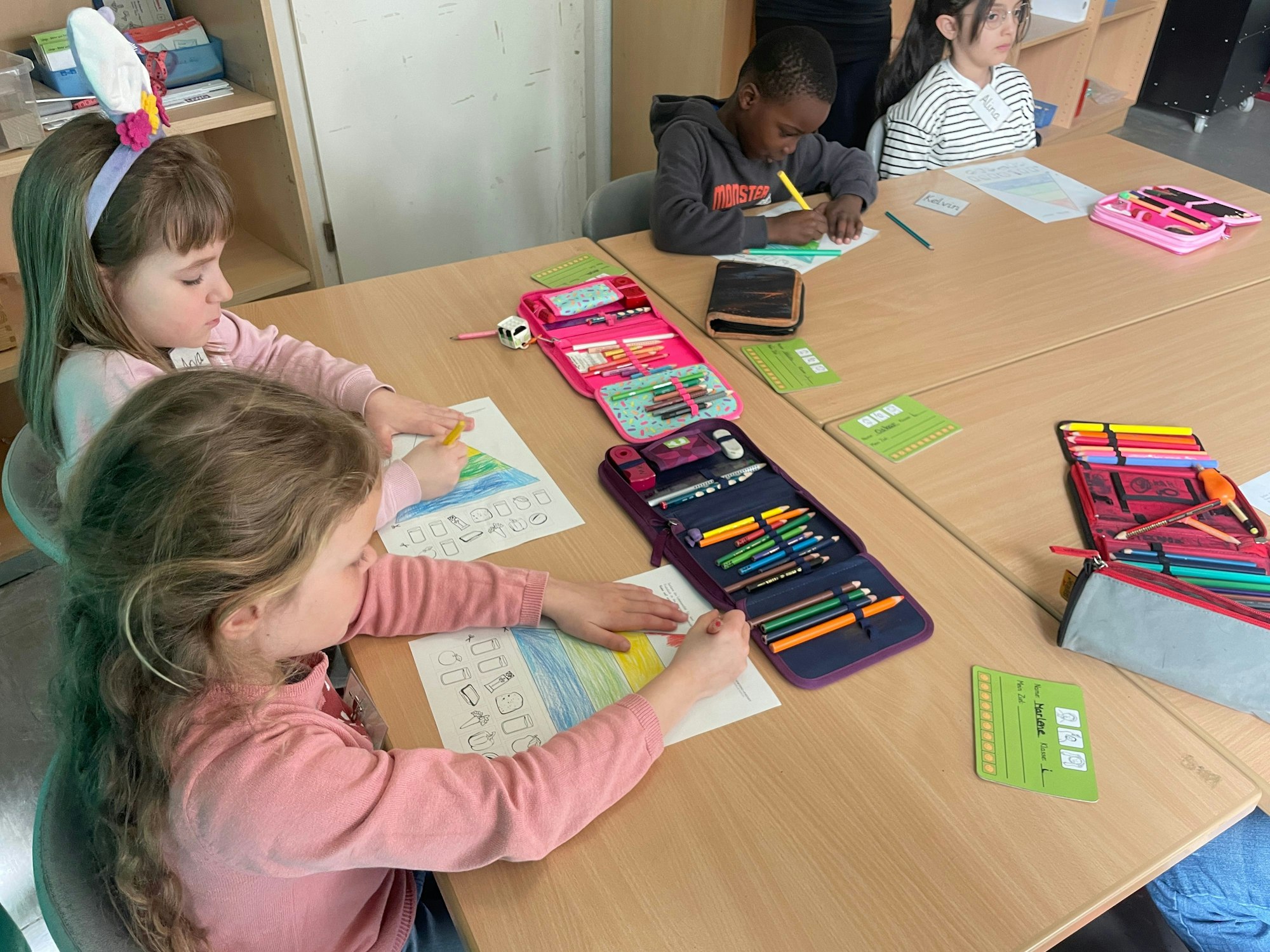 Kinder der Klasse 1/2i bemalen eine Lebensmittelpyramide.