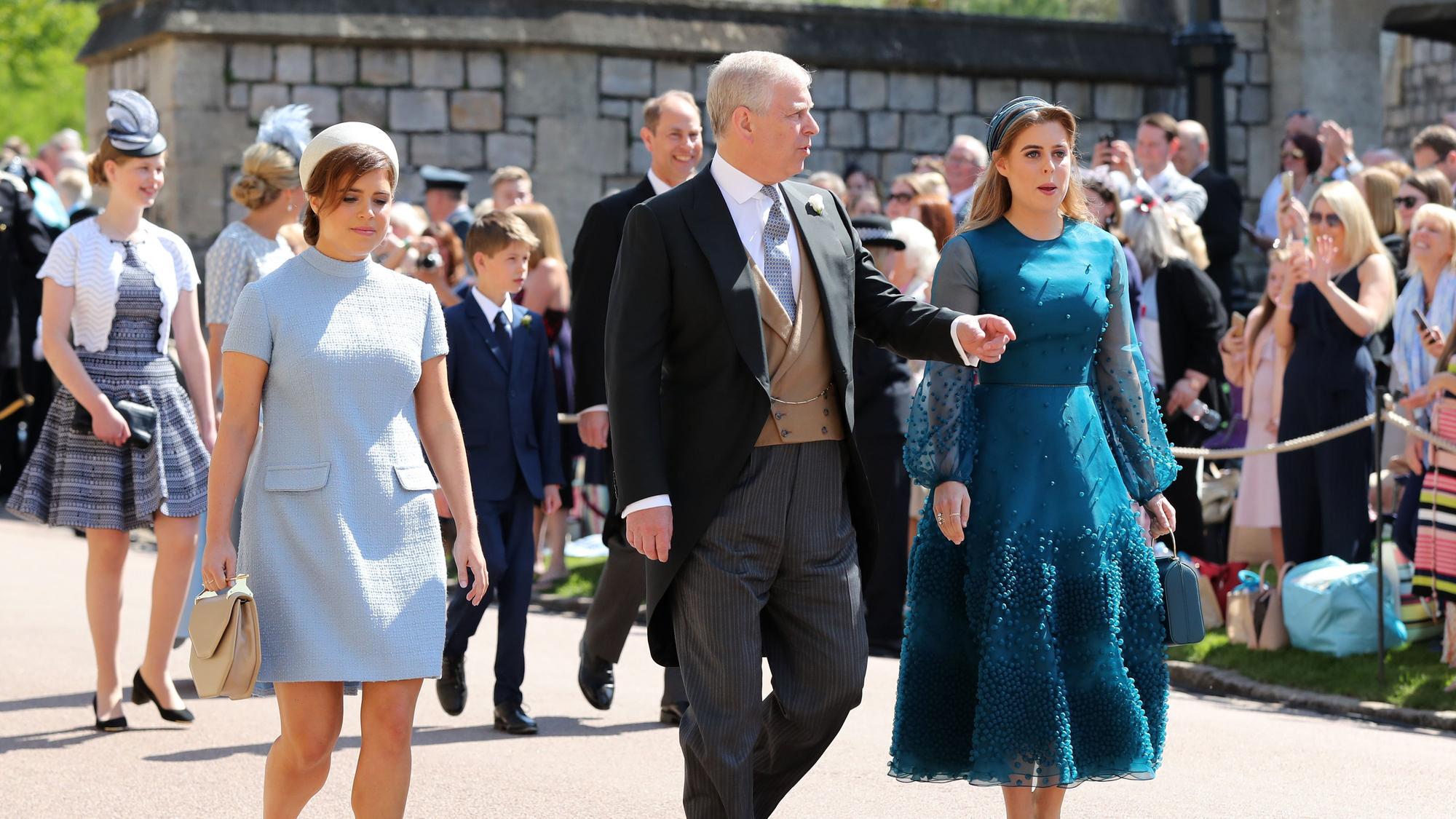 Prinzessin Eugenie, Prinz Andrew und Prinzessin Beatrice bei der Hochzeit von Prinz Harry. (