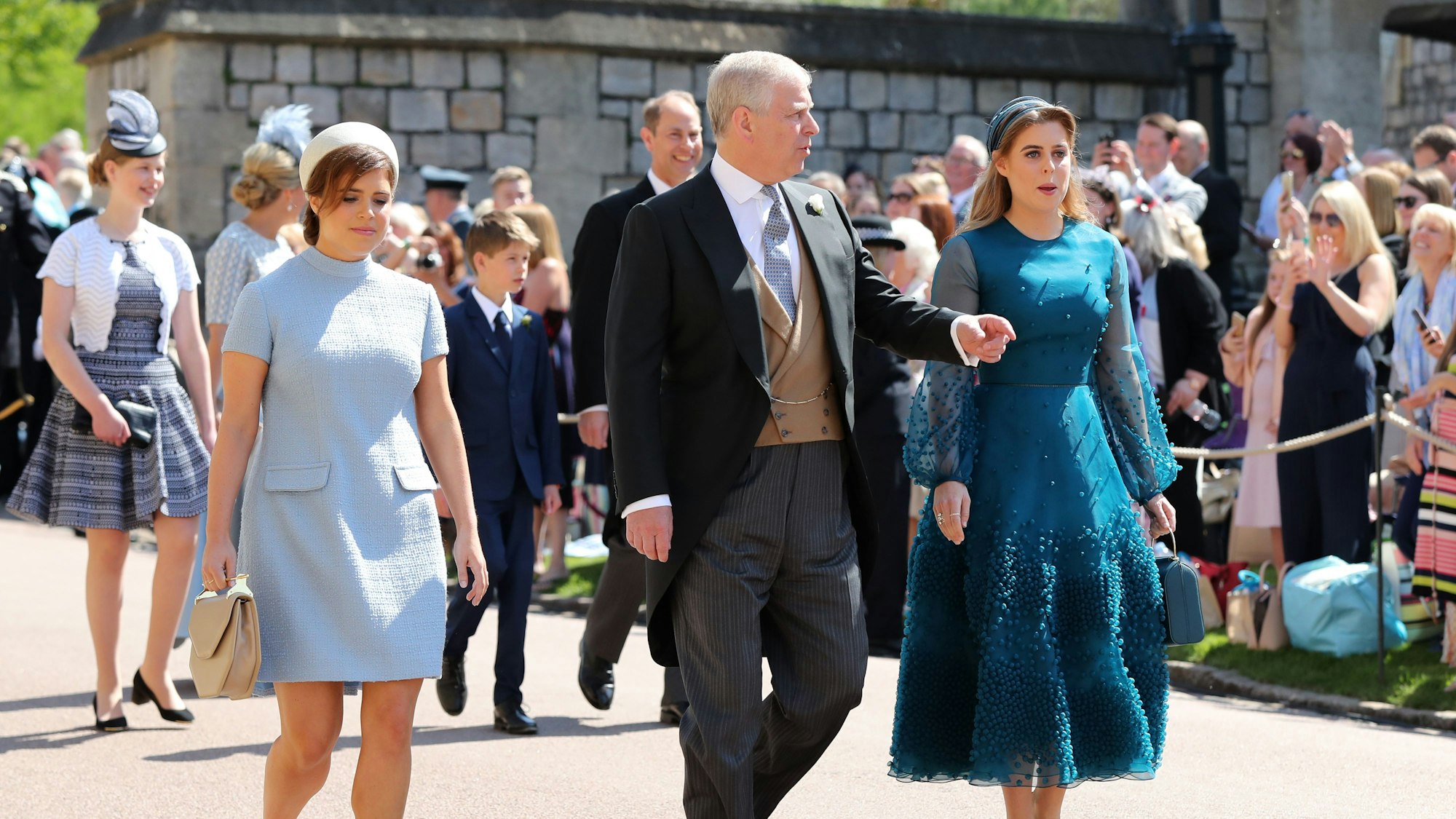 Prinzessin Eugenie, Prinz Andrew und Prinzessin Beatrice bei der Hochzeit von Prinz Harry. (