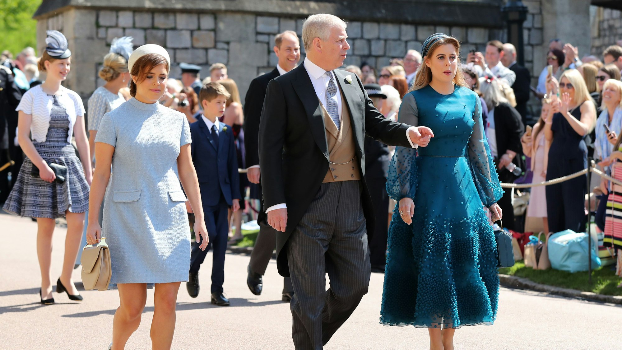 Prinzessin Eugenie, Prinz Andrew und Prinzessin Beatrice kommen zur St.-Georgs-Kapelle.