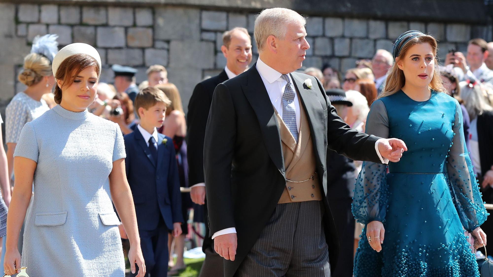 Prinzessin Eugenie, Prinz Andrew und Prinzessin Beatrice bei der Hochzeit von Prinz Harry und Meghan Markle.