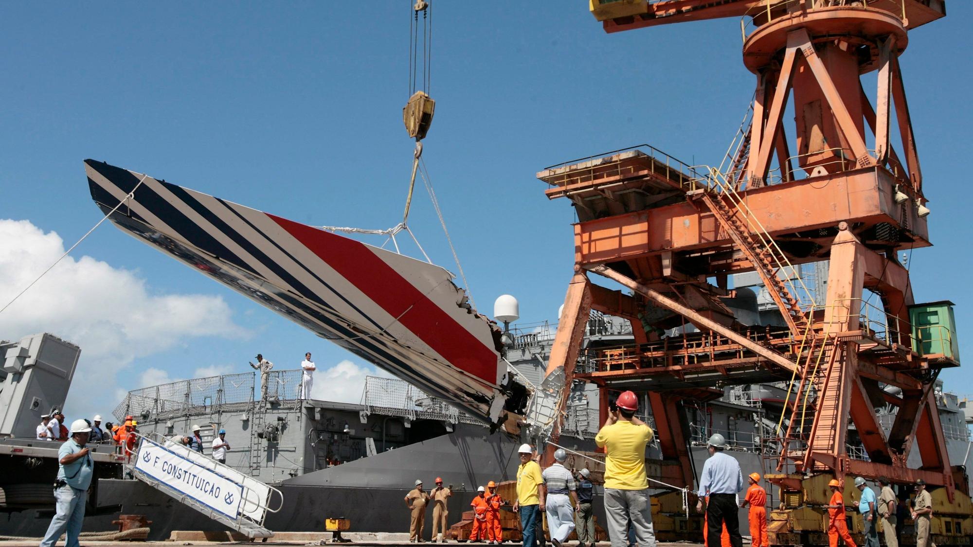 Die Überreste von Flug AF447 2009 im Hafen von Recife