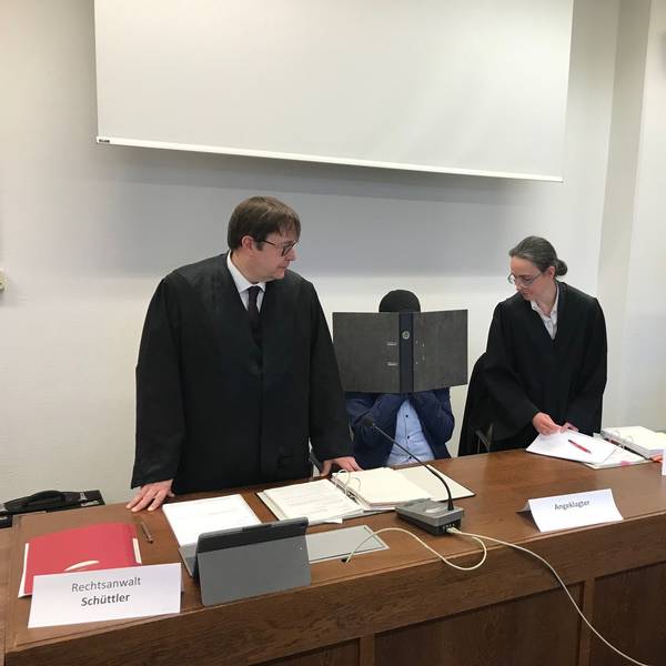 Der mutmaßliche Missbrauchstäter sitzt am ersten Prozesstag mit seinen beiden Rechtsanwälten auf der Anklagebank.