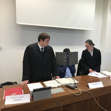 Der mutmaßliche Missbrauchstäter sitzt am ersten Prozesstag mit seinen beiden Rechtsanwälten auf der Anklagebank.