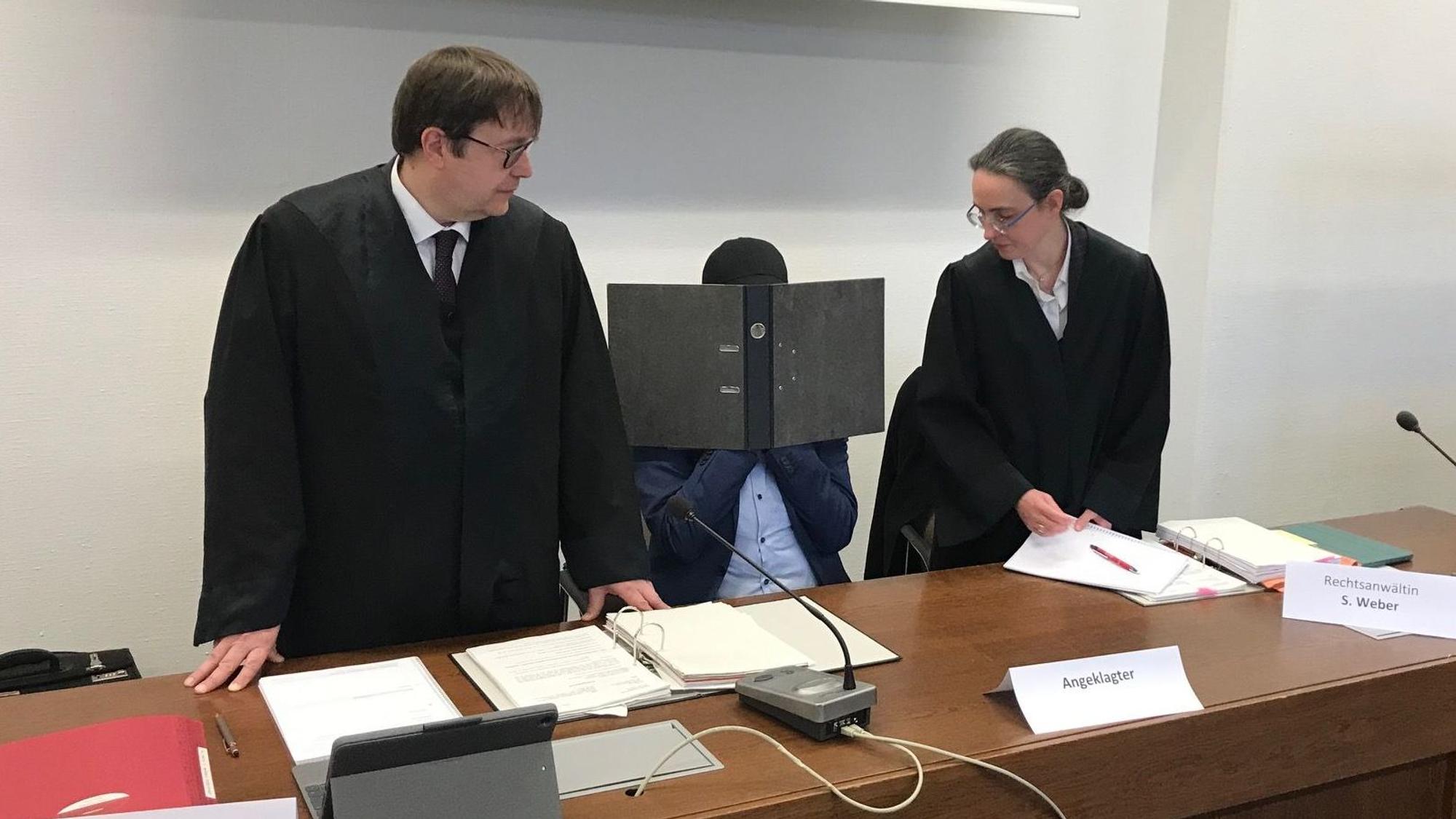 Der mutmaßliche Missbrauchstäter sitzt am ersten Prozesstag mit seinen beiden Rechtsanwälten auf der Anklagebank.