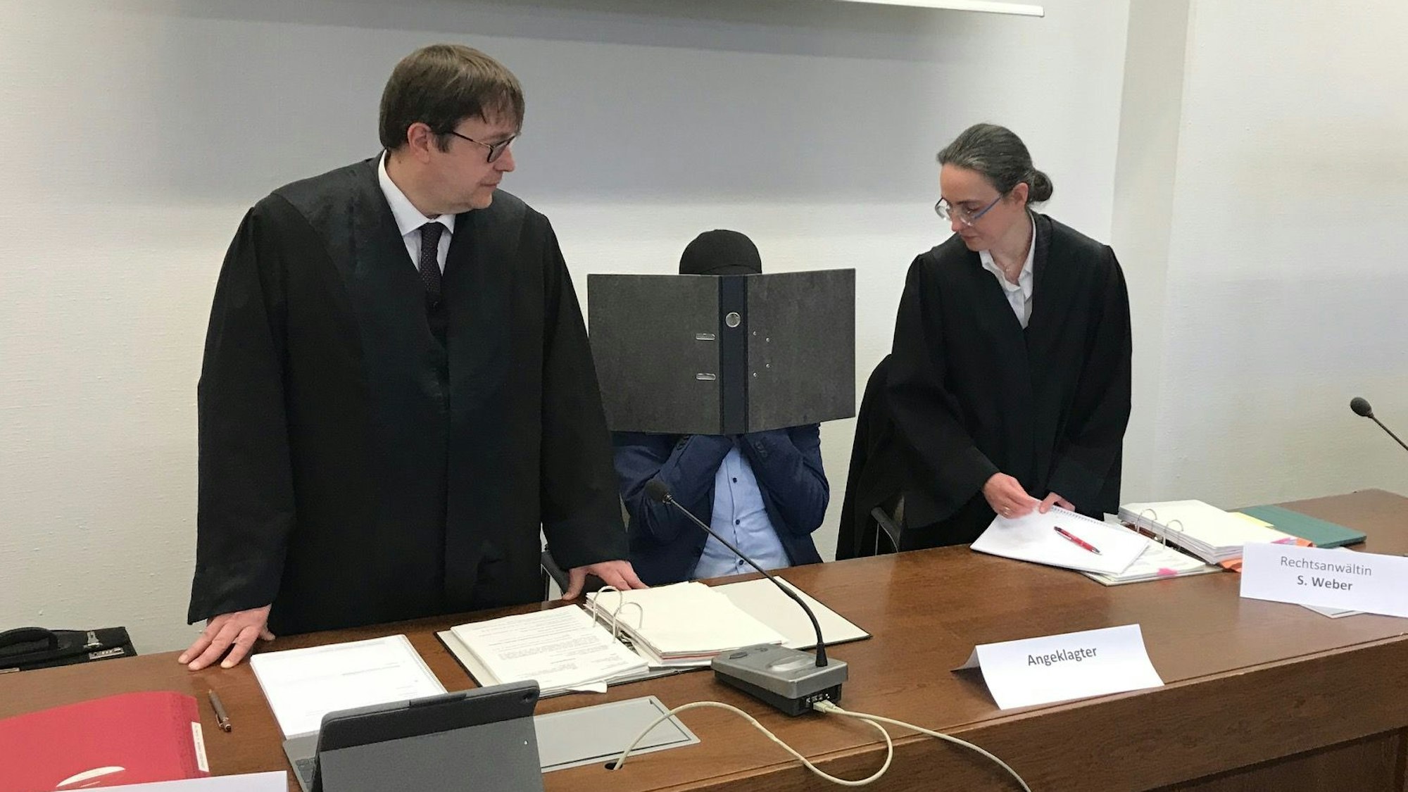 Der mutmaßliche Missbrauchstäter sitzt am ersten Prozesstag mit seinen beiden Rechtsanwälten auf der Anklagebank.