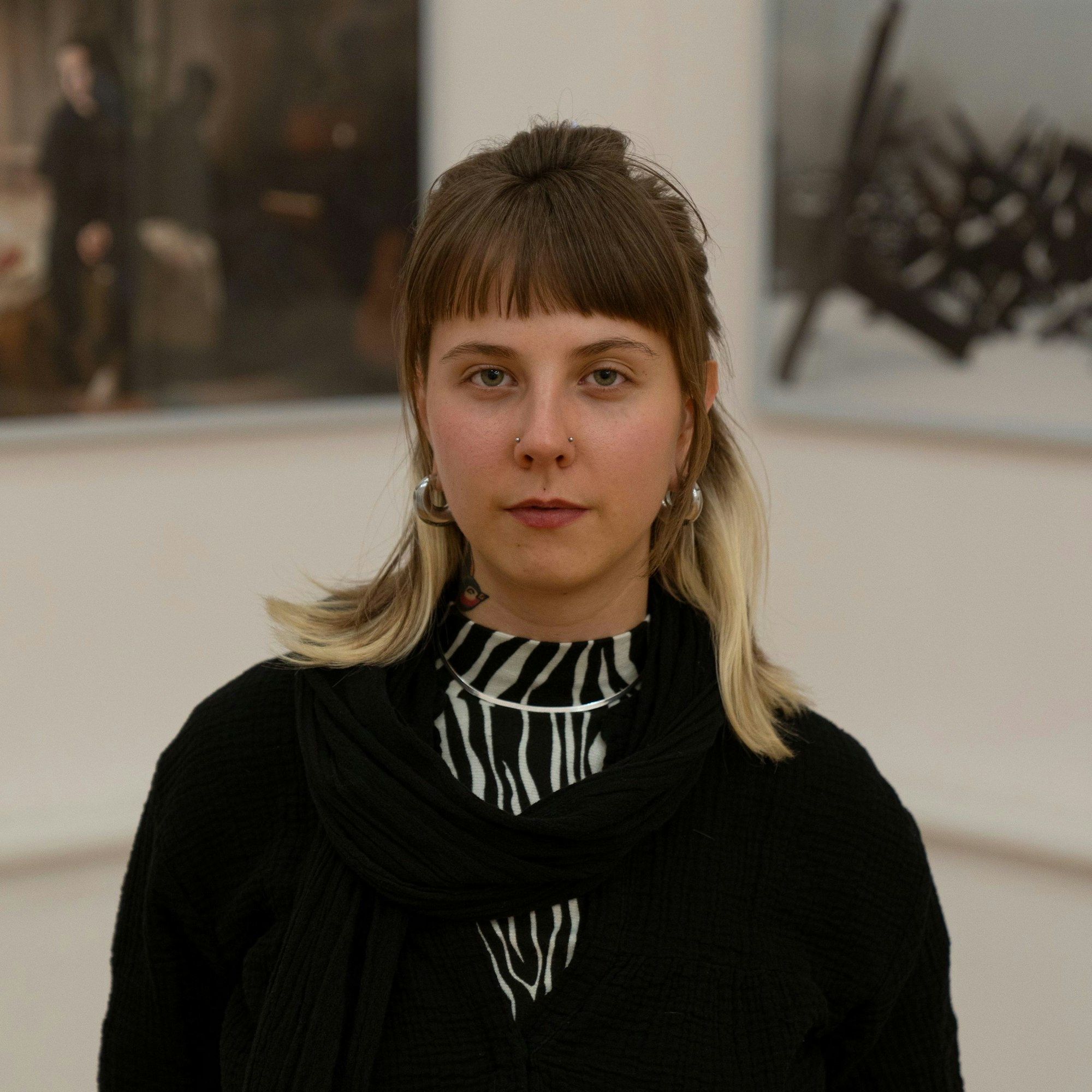 Sitara Thalia Ambrosio vor der Ausstellung „Fragile as Glass“