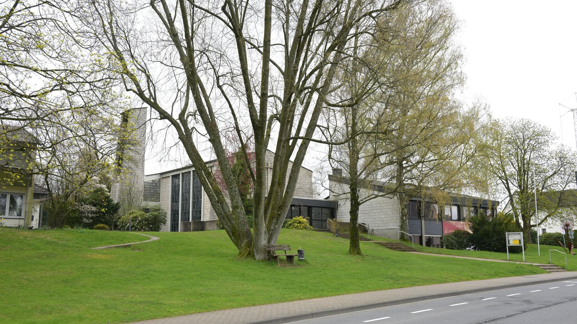 Es ist die Evangelische Christuskirche in Forsbach zu sehen.