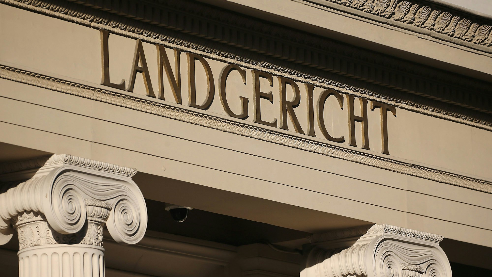 Das Eingangsportal des Bonner Landgerichts. (Archivbild)