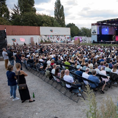 Die Open-Air-Location Südbrücke bei einer Comedy-Veranstaltung im Sommer 2022. Auf der Bühne Tutty Tran.