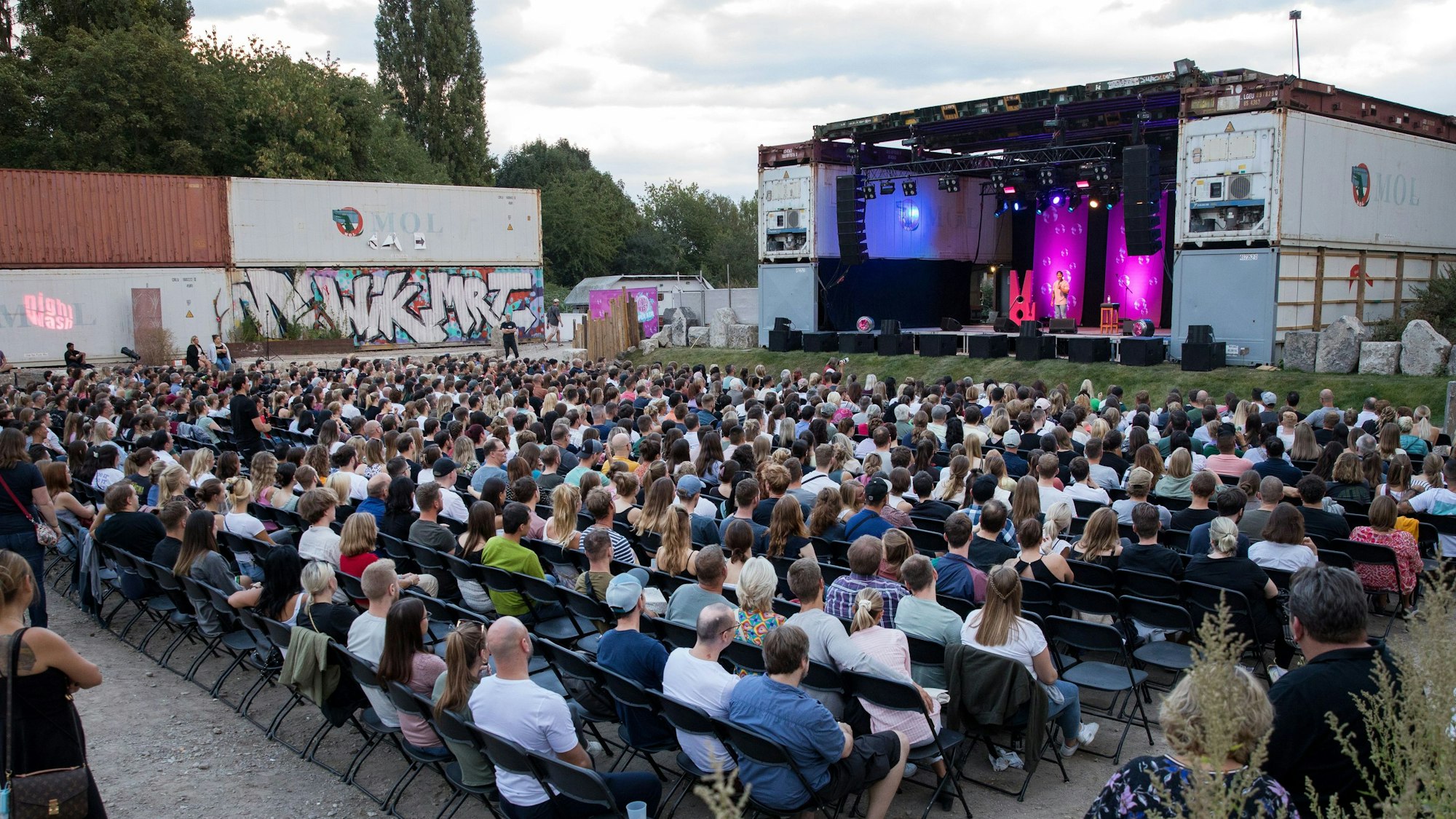 Die Open-Air-Location Südbrücke bei einer Comedy-Veranstaltung im Sommer 2022. Auf der Bühne Tutty Tran.