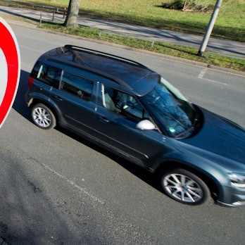 Das Bild zeigt ein Tempo 30-Schild, an dem ein Auto vorbeifährt.